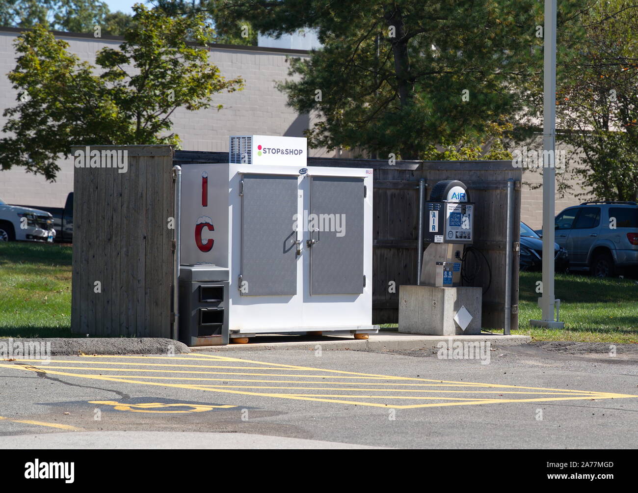 Cromwell, CT, Stati Uniti d'America. 5 ottobre 2019. Memorizzare la macchina per il ghiaccio e la manutenzione dei pneumatici pompa aria in corrispondenza di una stazione di gas. Foto Stock