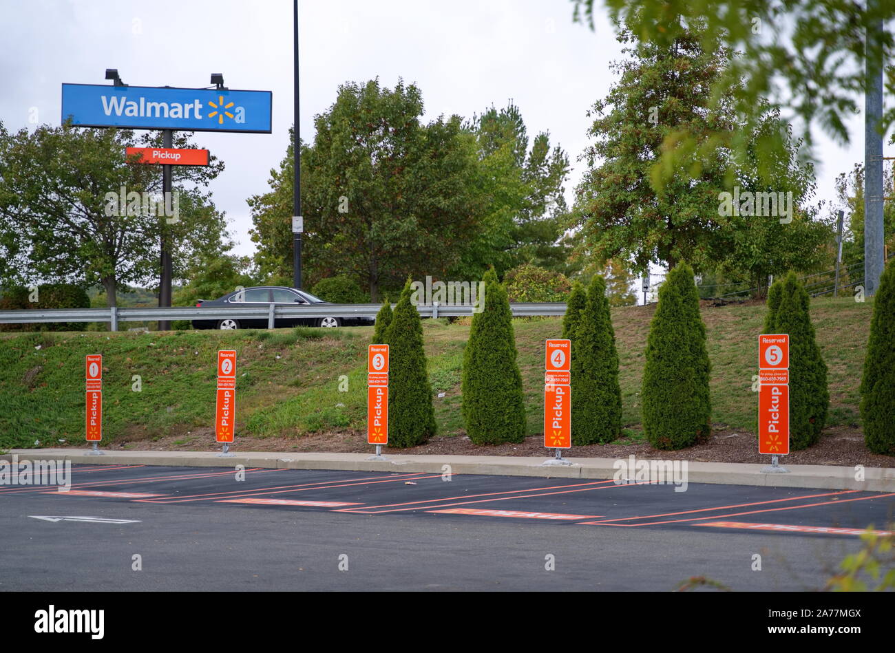 Cromwell, CT, Stati Uniti d'America. 6 ottobre 2019. Walmarts nuova auto pickup carrello servizi parcheggio. Foto Stock