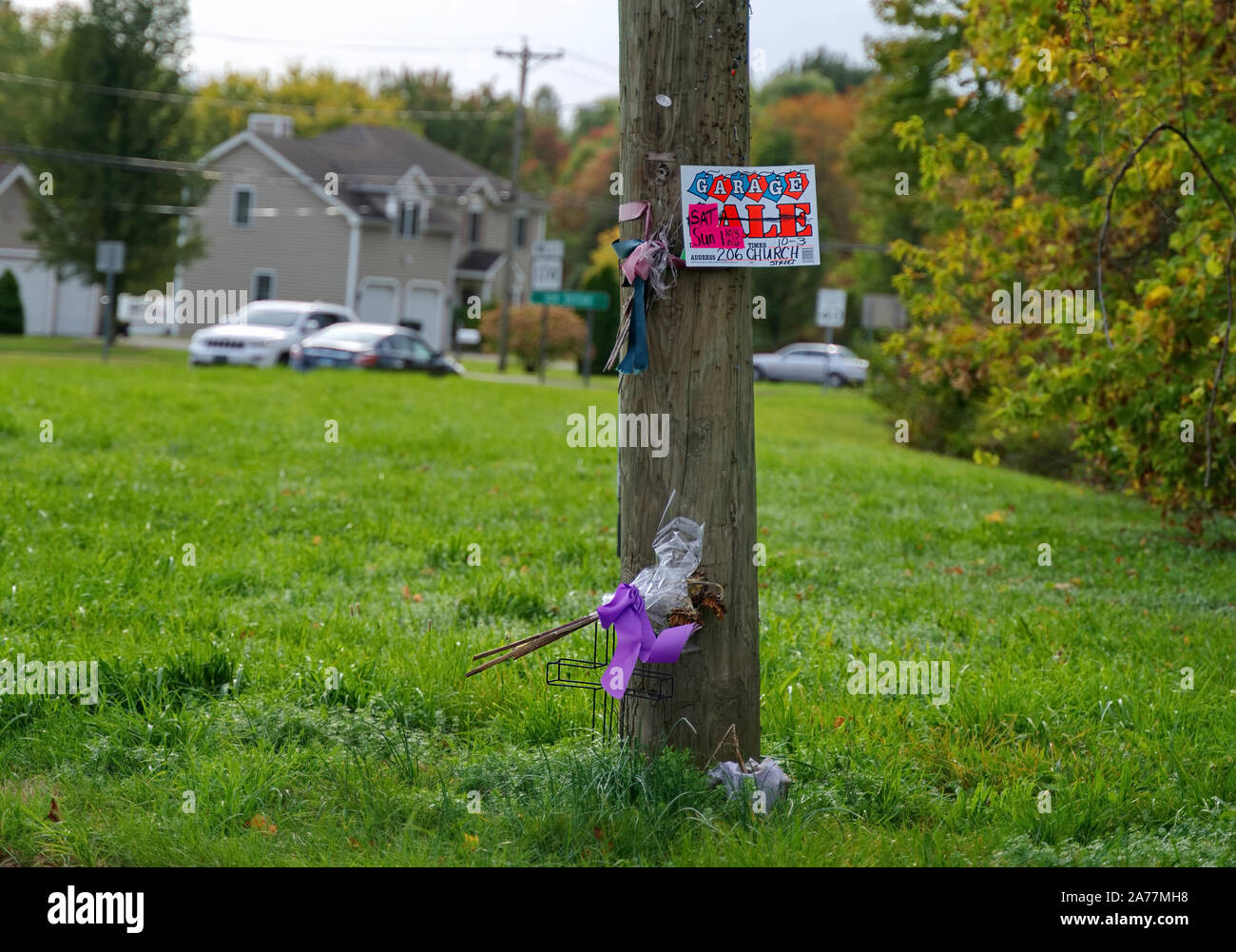 Newington, CT, Stati Uniti d'America. 7 ottobre 2019. Garage vendita sign in pole con una sfortunata memoriam in fondo. Foto Stock