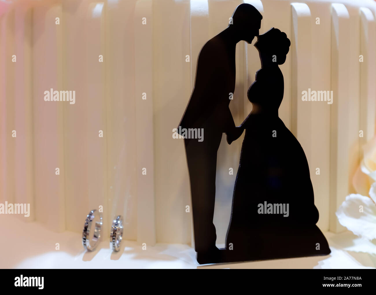 Tema di nozze colore nero giovane Silhouette con anello Foto Stock