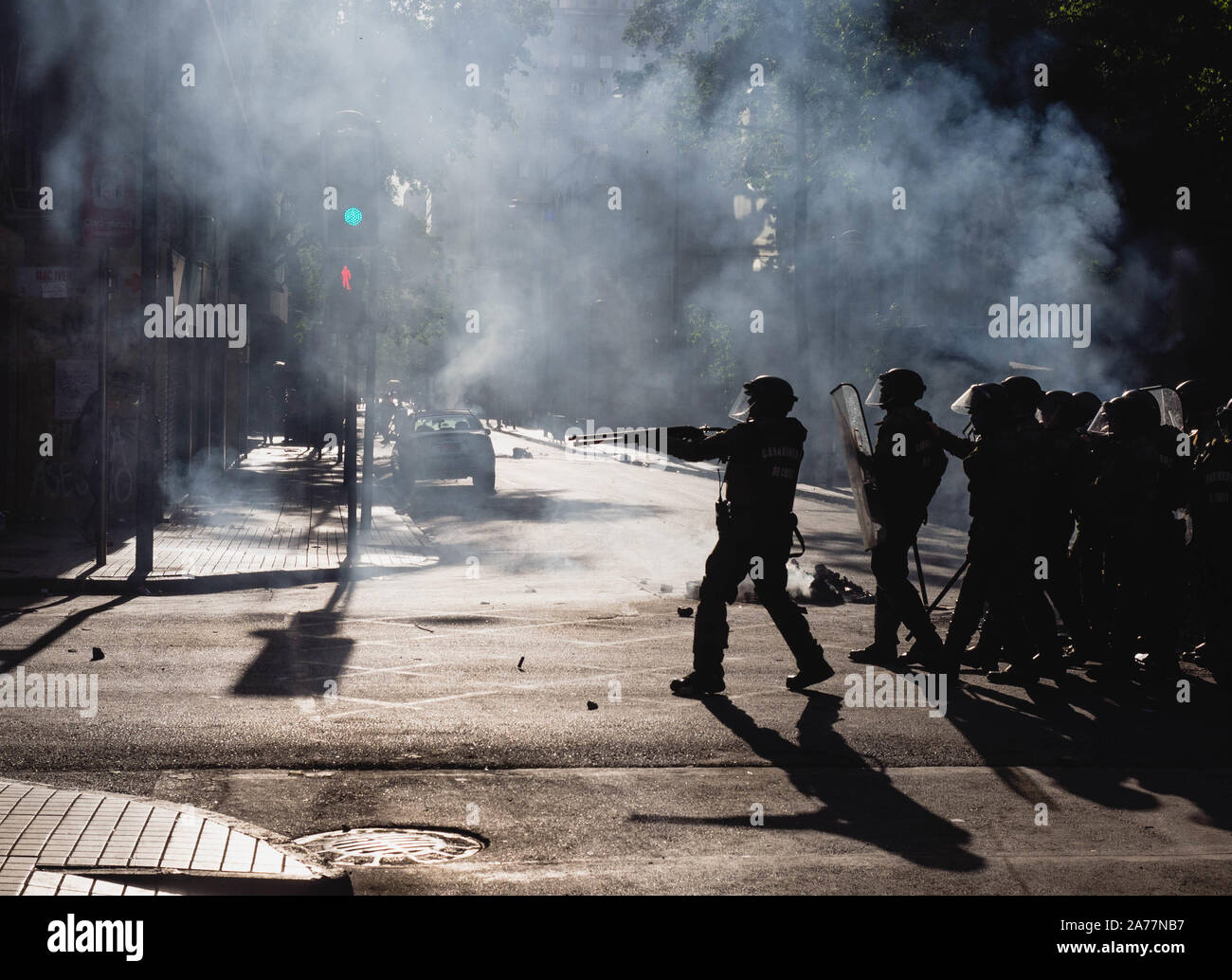 Tooda di poliziotti riprese di munizione demostrators nelle strade di Santiago de Chile Foto Stock