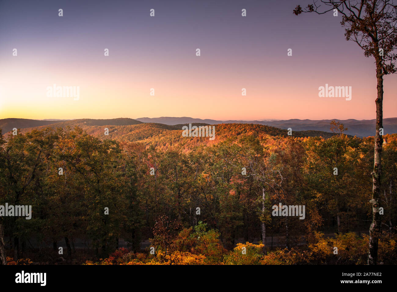 Tramonto spettacolare al resto delle Aquile in Jasper Georgia durante la caduta Foto Stock