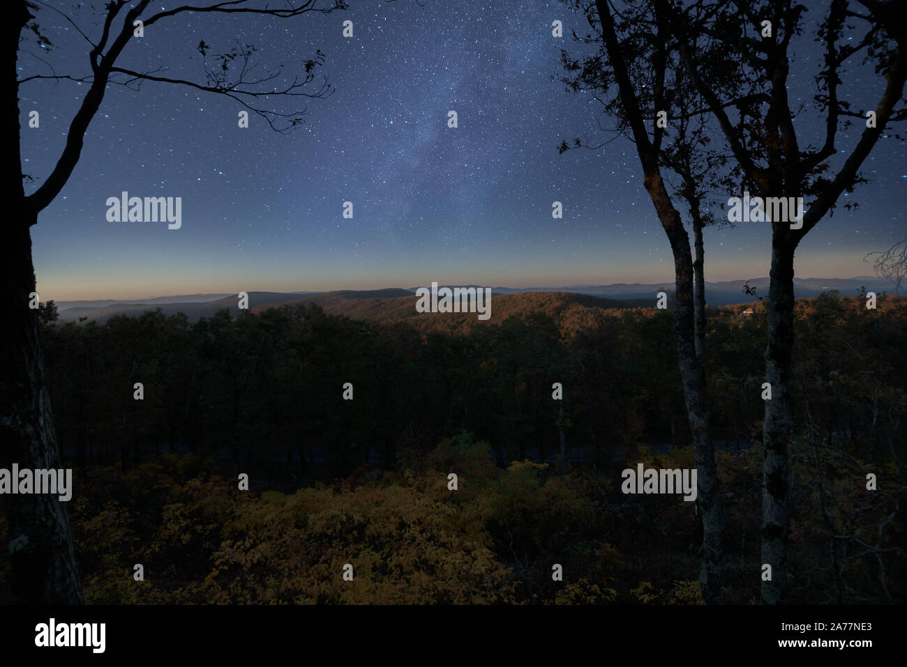 Notte stellata via lattea in Georgia le montagne appena dopo le ore blu Foto Stock
