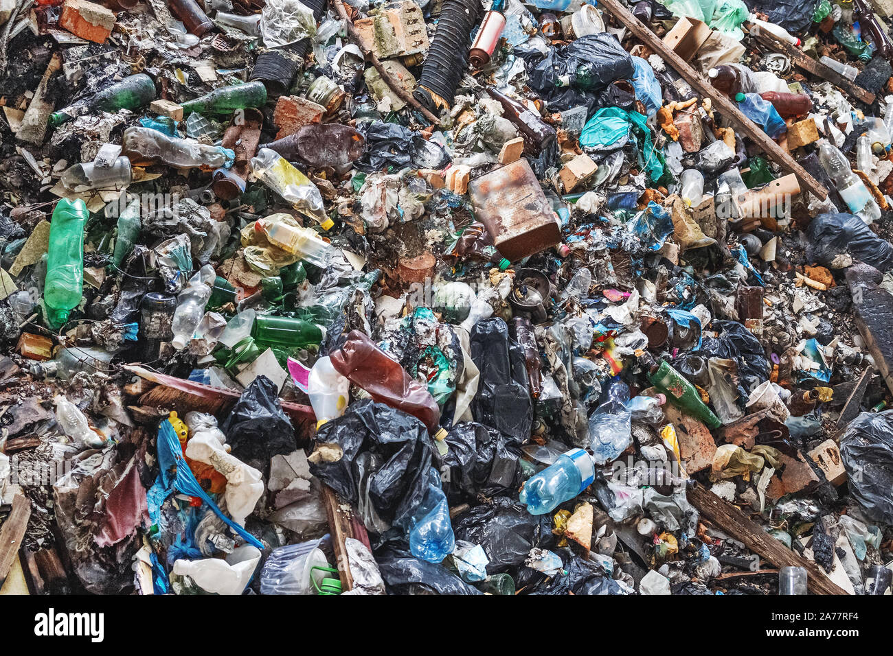 Sfondo di rifiuti rifiuti con una enorme quantità di imballaggi usati dai prodotti per la casa e cibo. Foto Stock