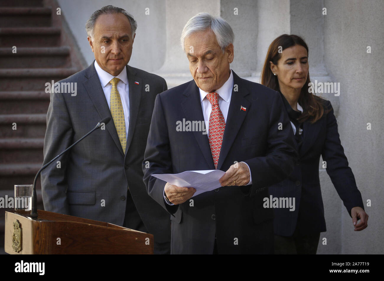 (191031) -- PECHINO, Ott. 31, 2019 (Xinhua) -- Il Presidente cileno Sebastian Pinera (C) arriva a fare un annuncio al il Palazzo Presidenziale di La Moneda a Santiago del Cile, ad Ottobre 30, 2019. Pinera ha annunciato mercoledì che il Cile possa sospendere che ospita il vertice APEC e il COP25 vertice sul clima, a causa di un continuo processo di crisi sociale nel paese Sud Americano. (Sebastian Beltran Gaete/Agencia Onu via Xinhua) Foto Stock