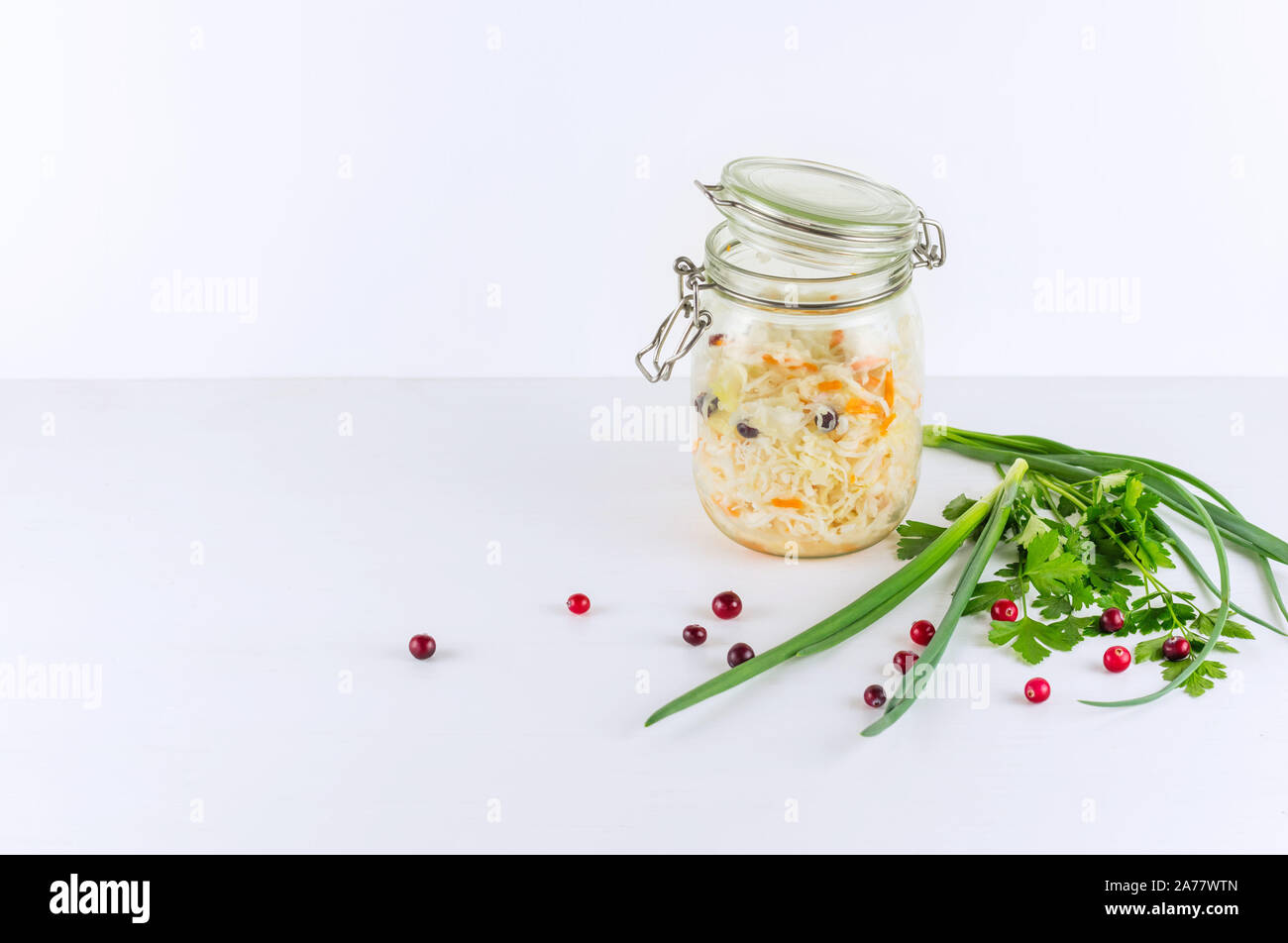Crauti in vetro mason jar. Crauti fatti in casa con la carota . Alimento fermentato. Conserve Alimentari. Copia dello spazio. Foto Stock