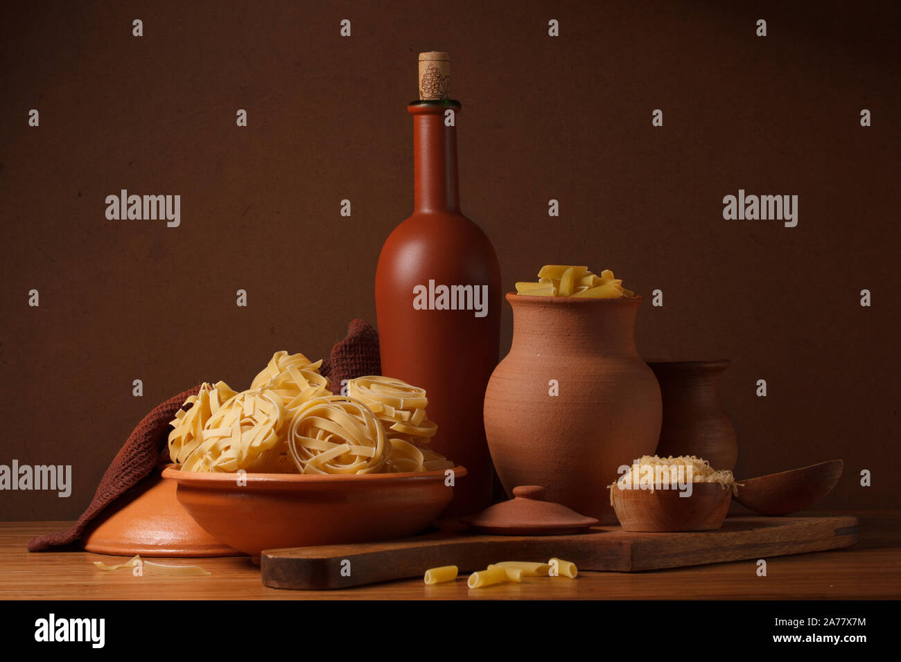 Ancora in vita con pasta e ceramiche in toni di marrone Foto Stock