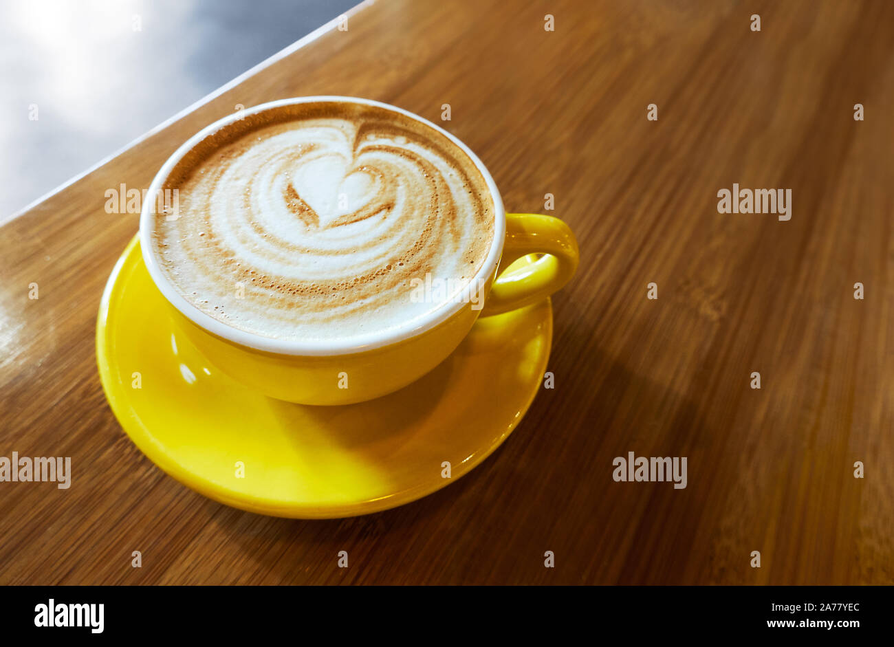 Una tazza di caffè caldo su un sfondo di legno Foto Stock