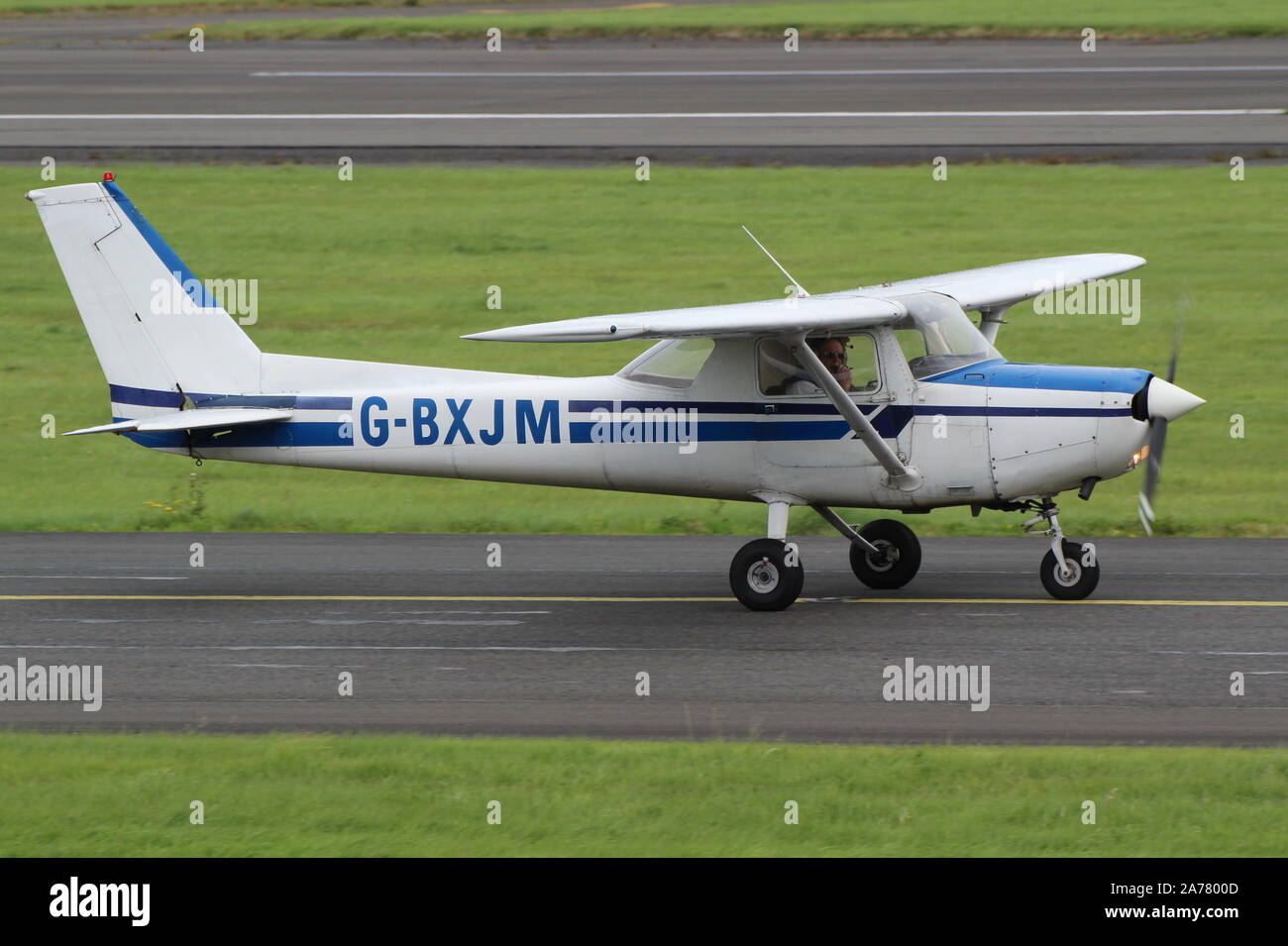 G-BXJM, un privato Cessna 152, a Prestwick International Airport in Ayrshire. Foto Stock