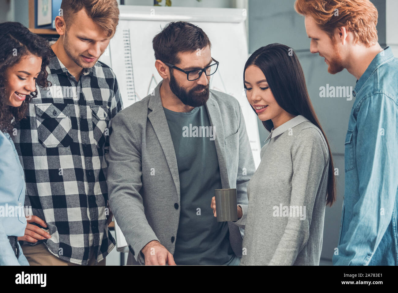Startupers lavorando insieme a Office in piedi a discutere il progetto gioiosa Foto Stock