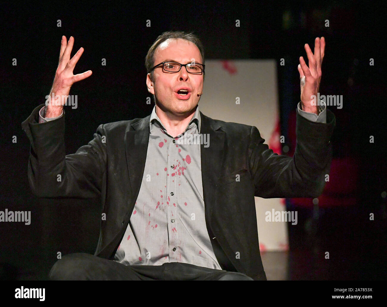 Berlino, Germania. 30 ott 2019. Christoph Keune come Henry è di scena a premiere del musical "Zombie Berlino' presso il teatro BKA. Credito: Jens Kalaene/dpa-Zentralbild/ZB/dpa/Alamy Live News Foto Stock