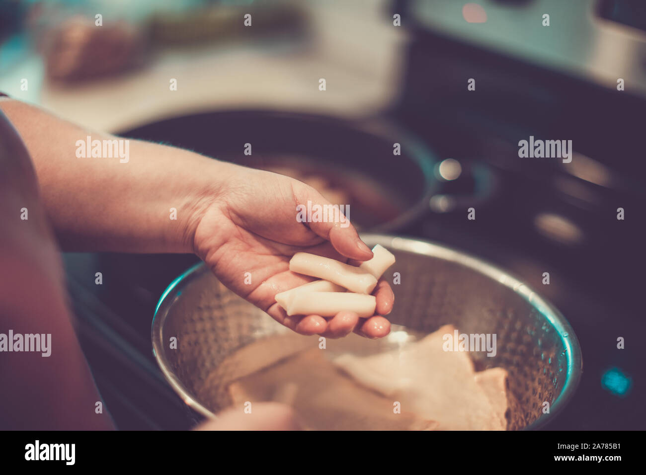 Rendendo il coreano Tteokbokki, stir-fried torte di riso a casa Foto Stock