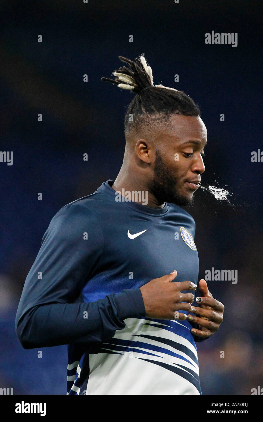 Londra, Regno Unito. 30 ott 2019. Michy Batshuayi di Chelsea sputare durante il Carabao Cup match tra Chelsea e Manchester United a Stamford Bridge, Londra, Inghilterra il 30 ottobre 2019. Foto di Carlton Myrie. Credito: prime immagini multimediali/Alamy Live News Foto Stock