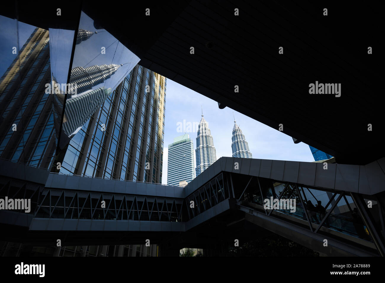 Splendida vista di alcune torri e grattacieli si riflette su una parete di marmo di Kuala Lumpur in Malesia. Foto Stock