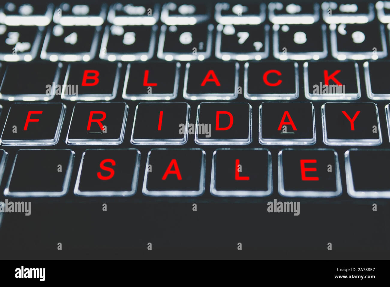 Vista ravvicinata sulla tastiera concettuale - Venerdì nero. Lettere rosse su una tastiera nera. La stagione delle vendite. Online shopping online Foto Stock