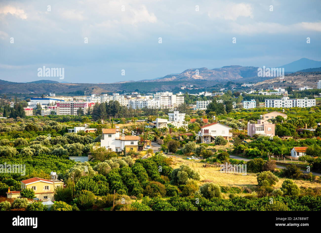 Lefka centro città con edifici moderni e verde periferia residenziale, la parte settentrionale di Cipro Foto Stock