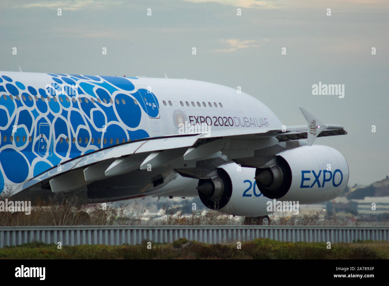 SAN FRANCISCO, CALIFORNIA, STATI UNITI - Novembre 27th, 2018: Emirates Airbus A380 aereo di linea con Blue Expo 2020 Dubai tassare a San Francisco Airport OFS Foto Stock