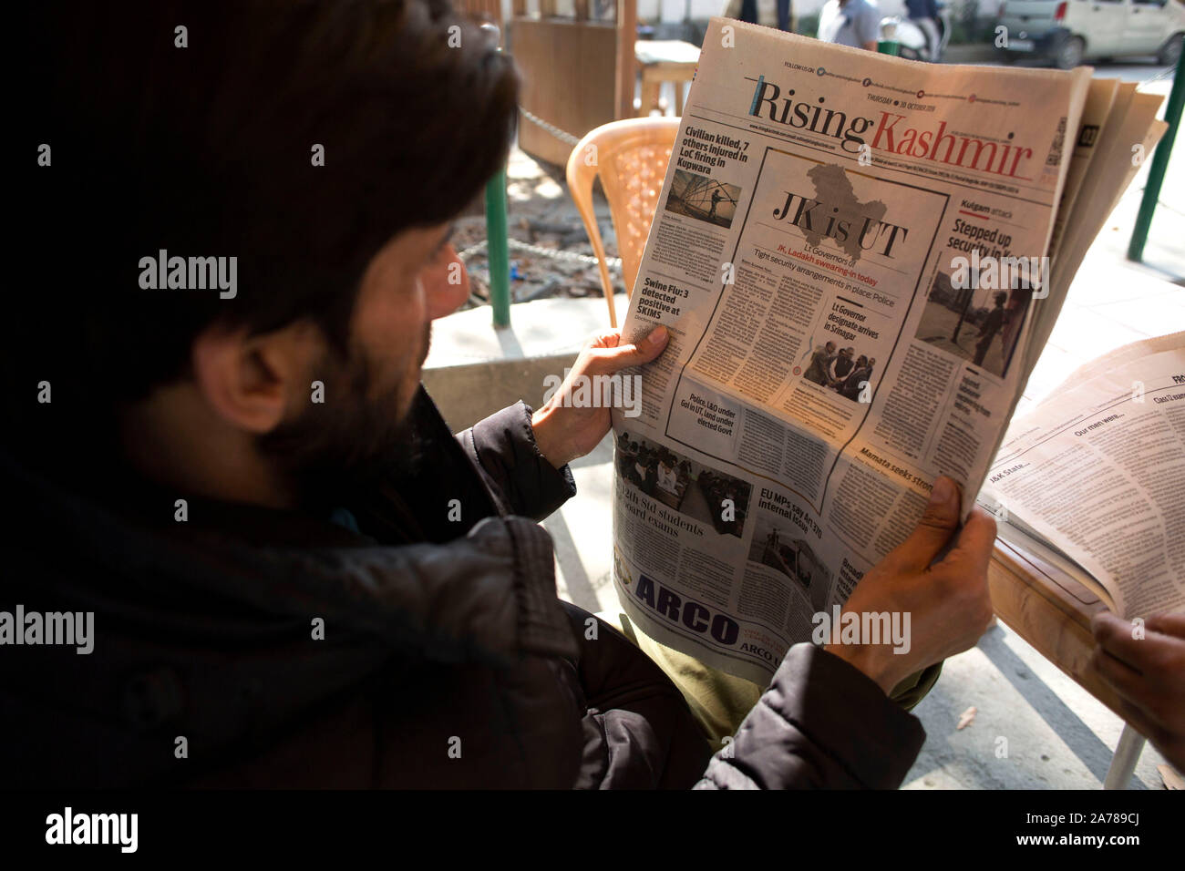 Un uomo legge giornali durante lo shutdown.valle del Kashmir hanno continuato a rimanere chiuso sulla 88th giorno consecutivo contro l'abrogazione dell'articolo 370 e la biforcazione del Jammu e Kashmir Stato in due territori dell'Unione da parte del governo indiano. Foto Stock
