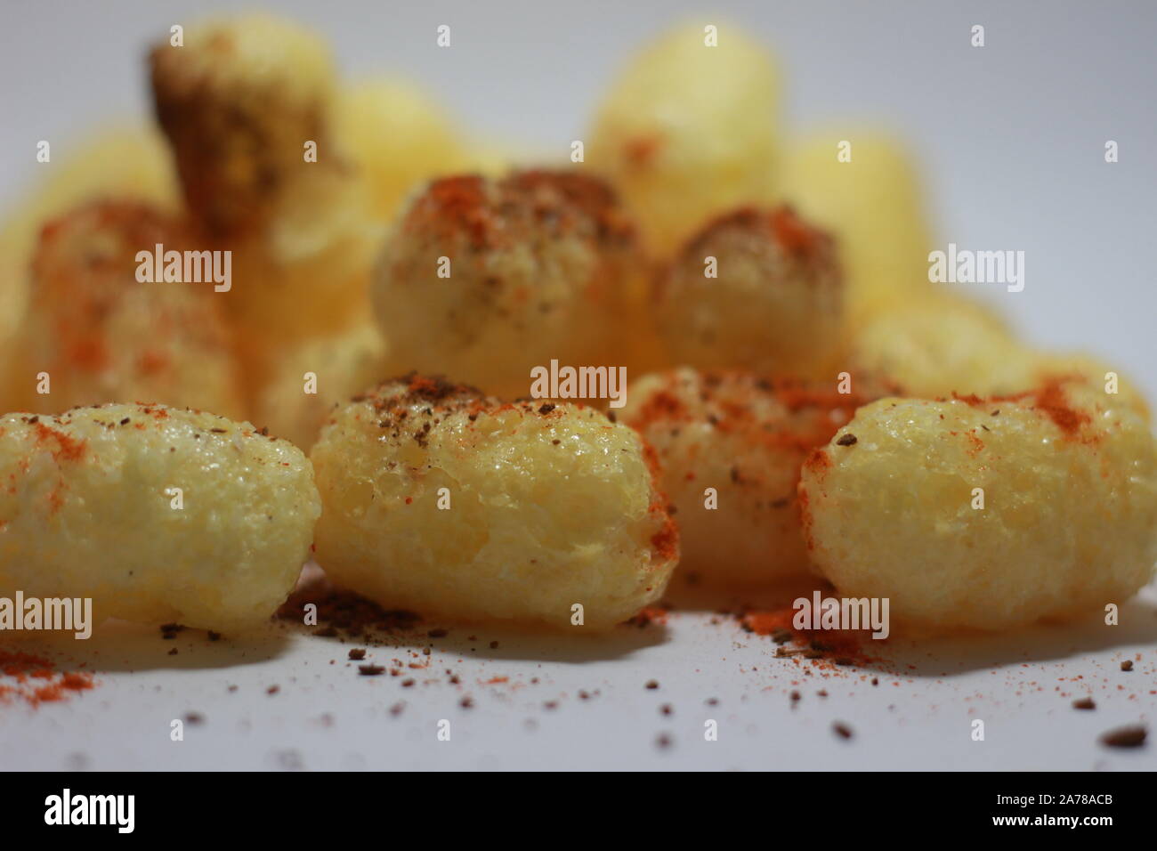 Puff di formaggio formaggio bianco di sbuffi di texture di sfondo modello alimentare Foto Stock