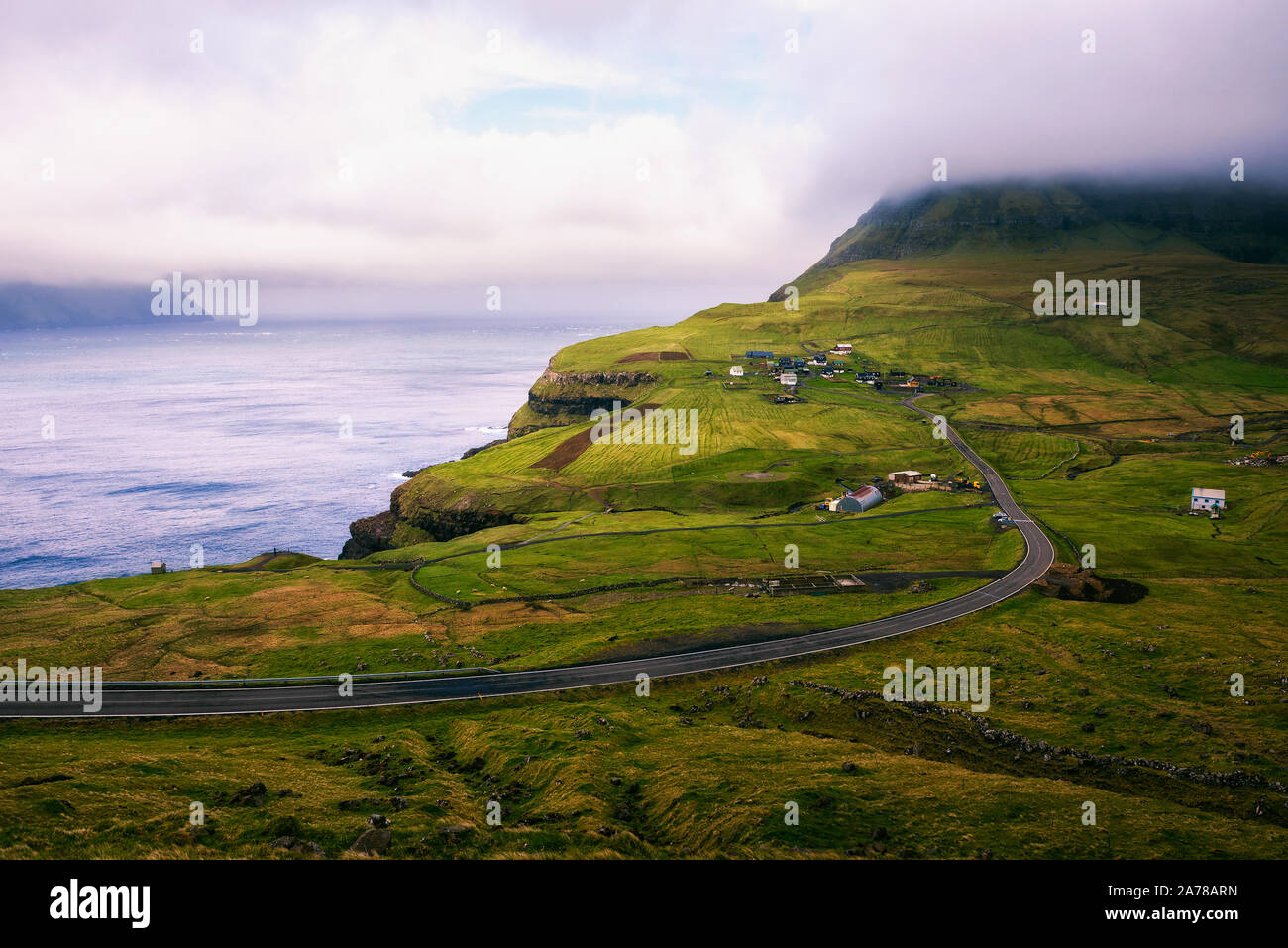 Strada verso il villaggio di Gasadalur nelle isole Faerøer Foto Stock