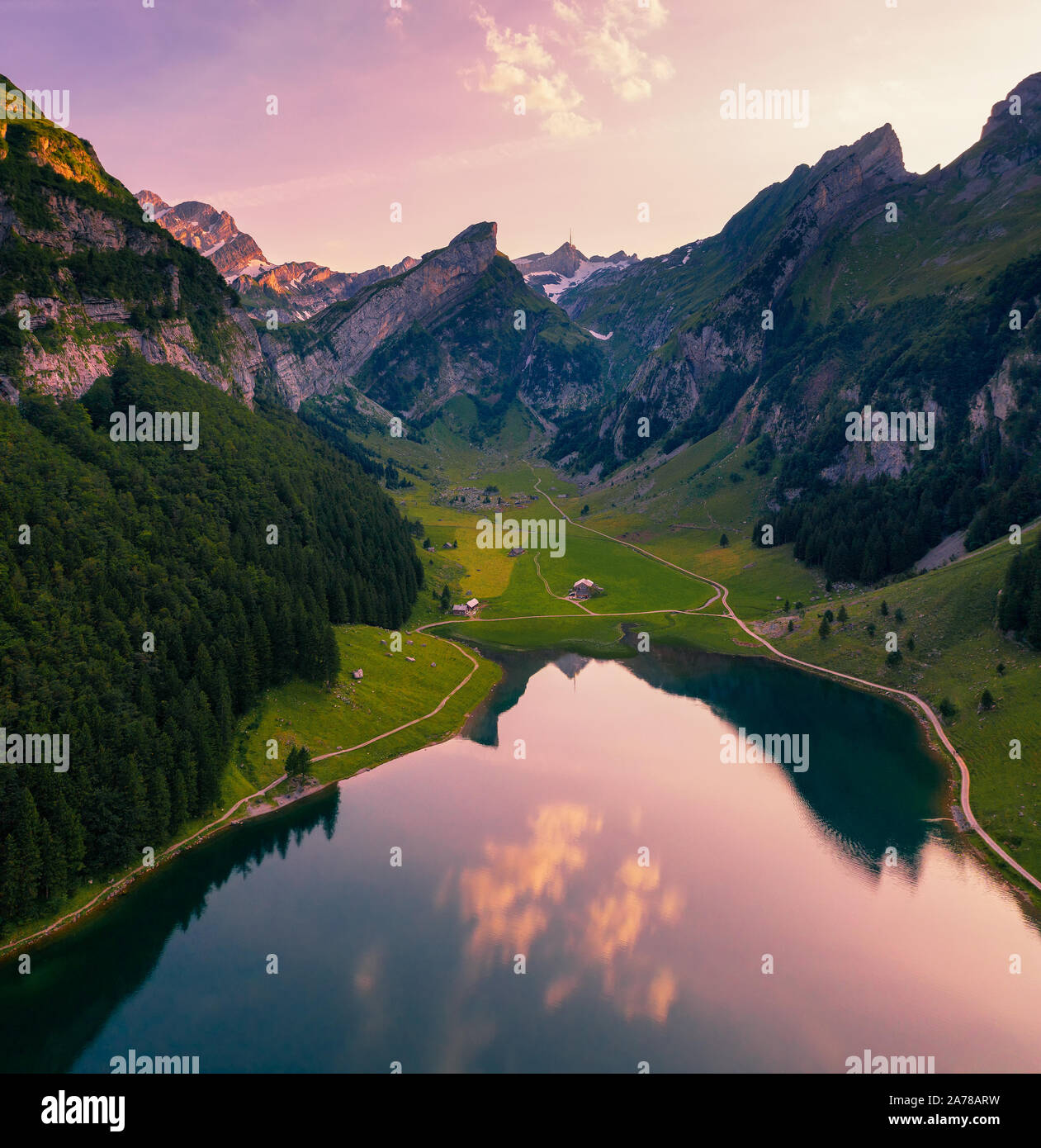 Vista aerea del lago Seealpsee nelle Alpi svizzere al tramonto Foto Stock