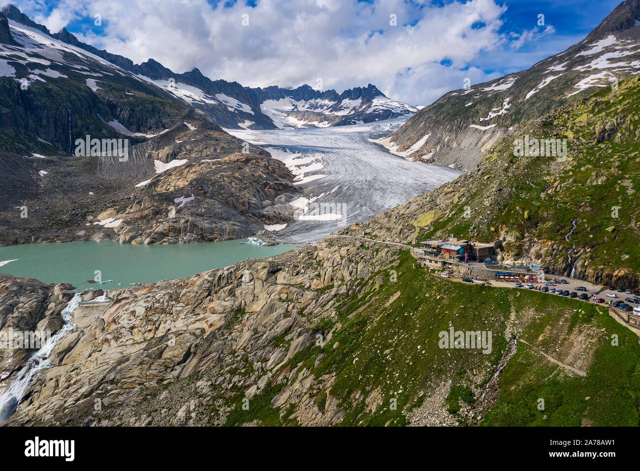 Vista aerea della fusione ghiacciaio del Rodano e il lago glaciale nelle Alpi Svizzere Foto Stock