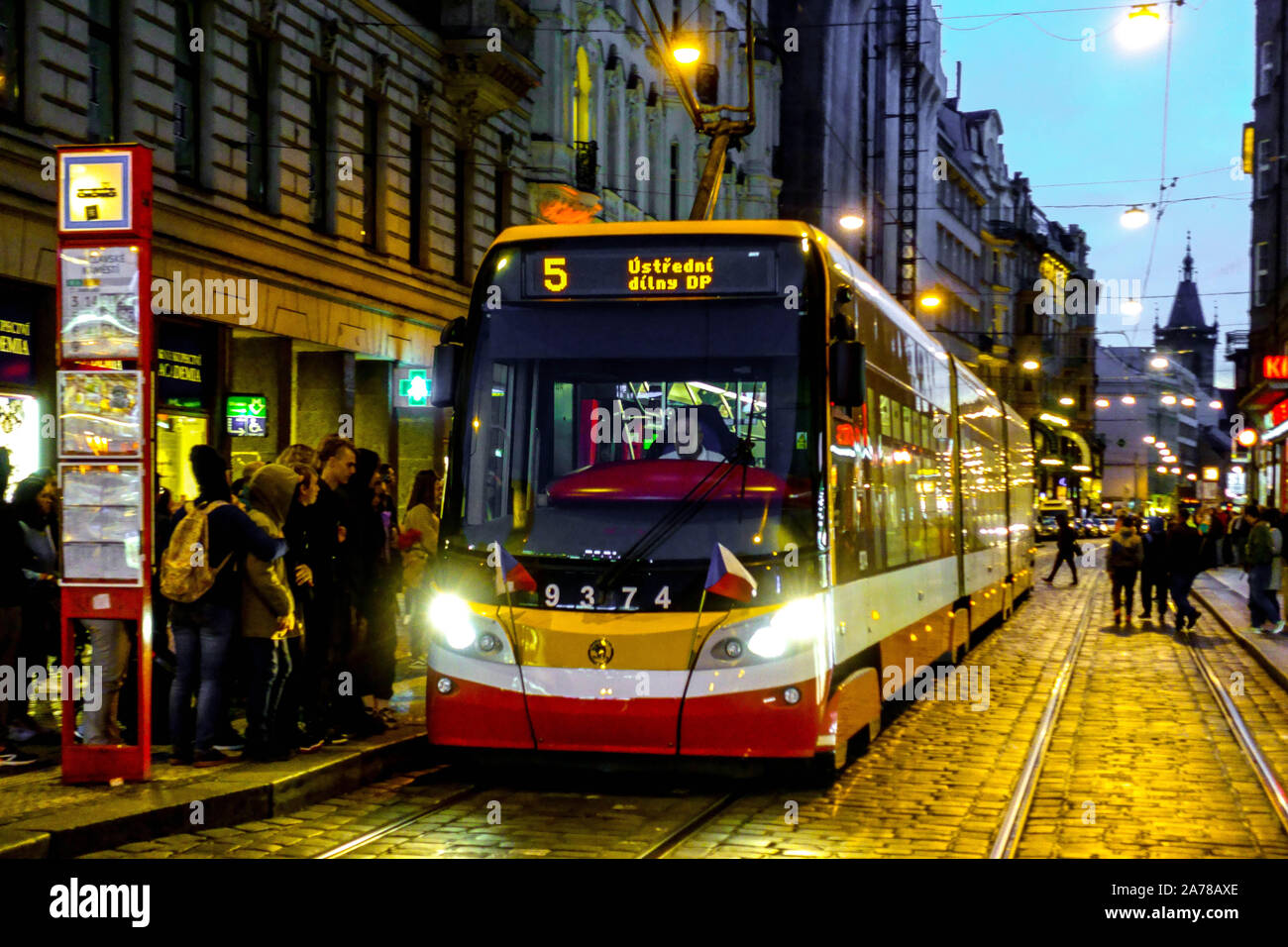 Tram di Praga Vodickova Street sera al tramonto, gente nel centro città di Praga City Life tram Foto Stock