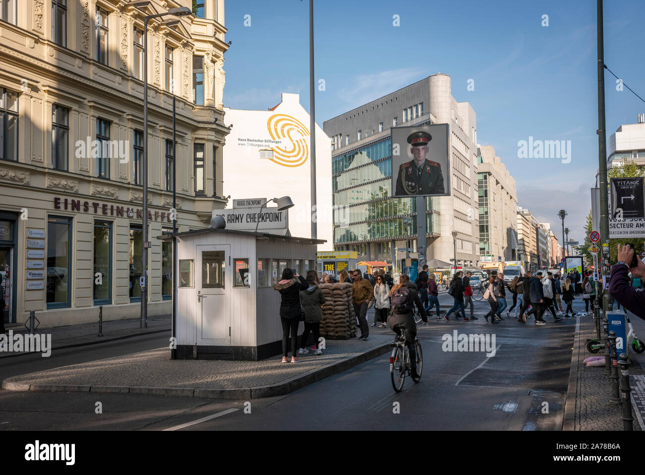 Il Checkpoint Charlie che era un confine punto di incrocio tra Berlino Ovest e Berlino Est durante la Guerra fredda Foto Stock