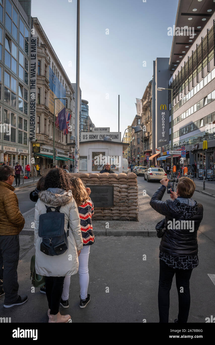 Il Checkpoint Charlie che era un confine punto di incrocio tra Berlino Ovest e Berlino Est durante la Guerra fredda Foto Stock
