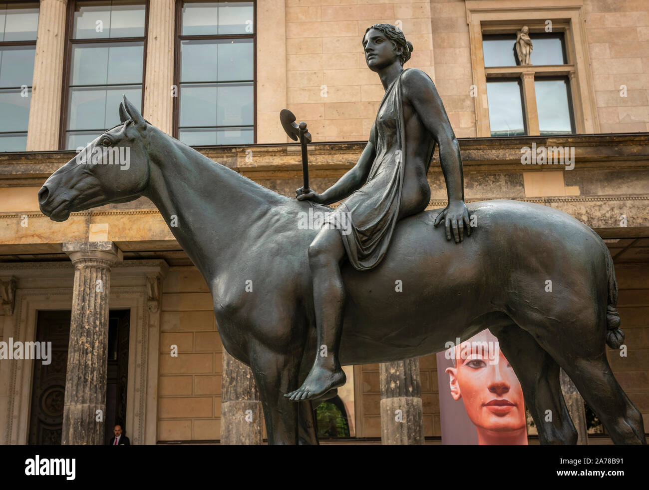 Amazon a cavallo scultura in bronzo di Louis Tuaillon outsie il Neues Museum di Berlino, Germania Foto Stock