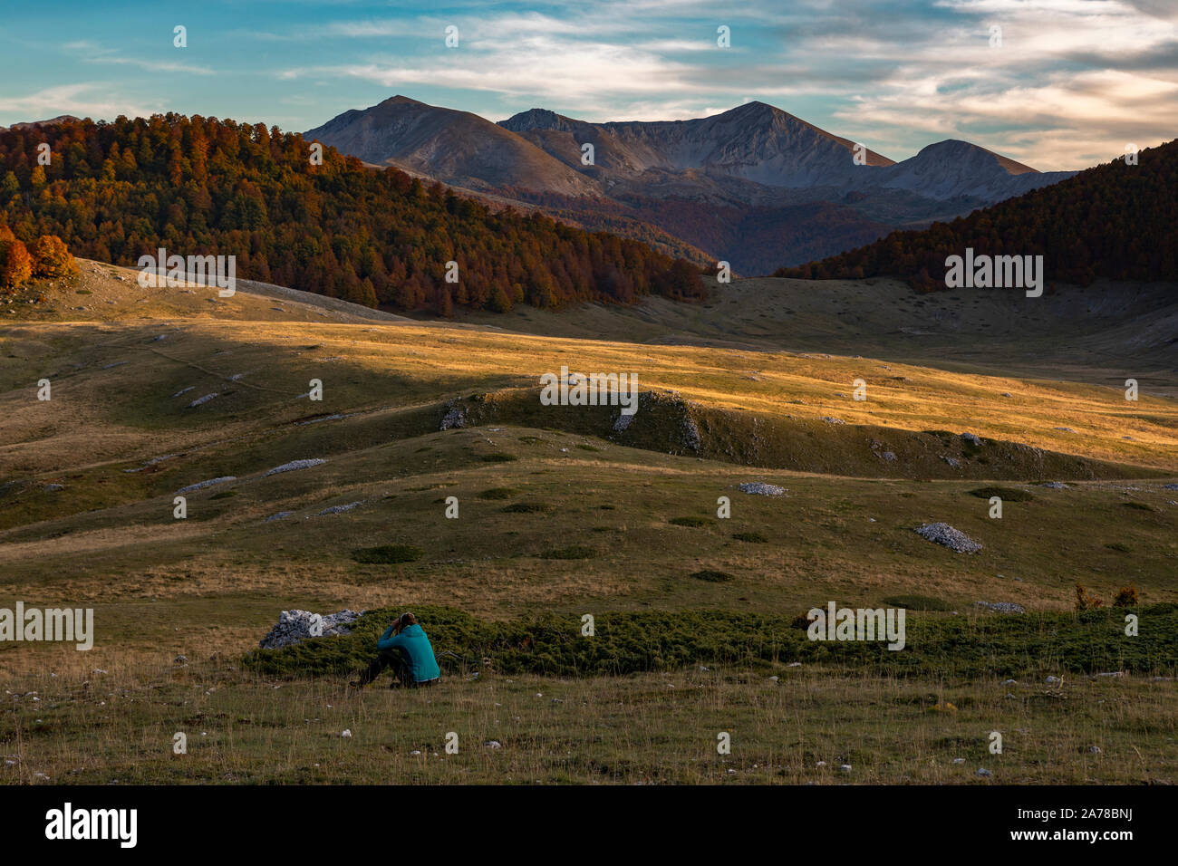 Le colline del Parco Nazionale d'Abruzzo in pieno colore autunnale con unico escursionista, Italia Foto Stock