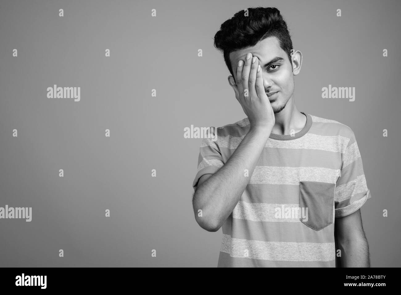 Ritratto di giovane uomo indiano in bianco e nero Foto Stock