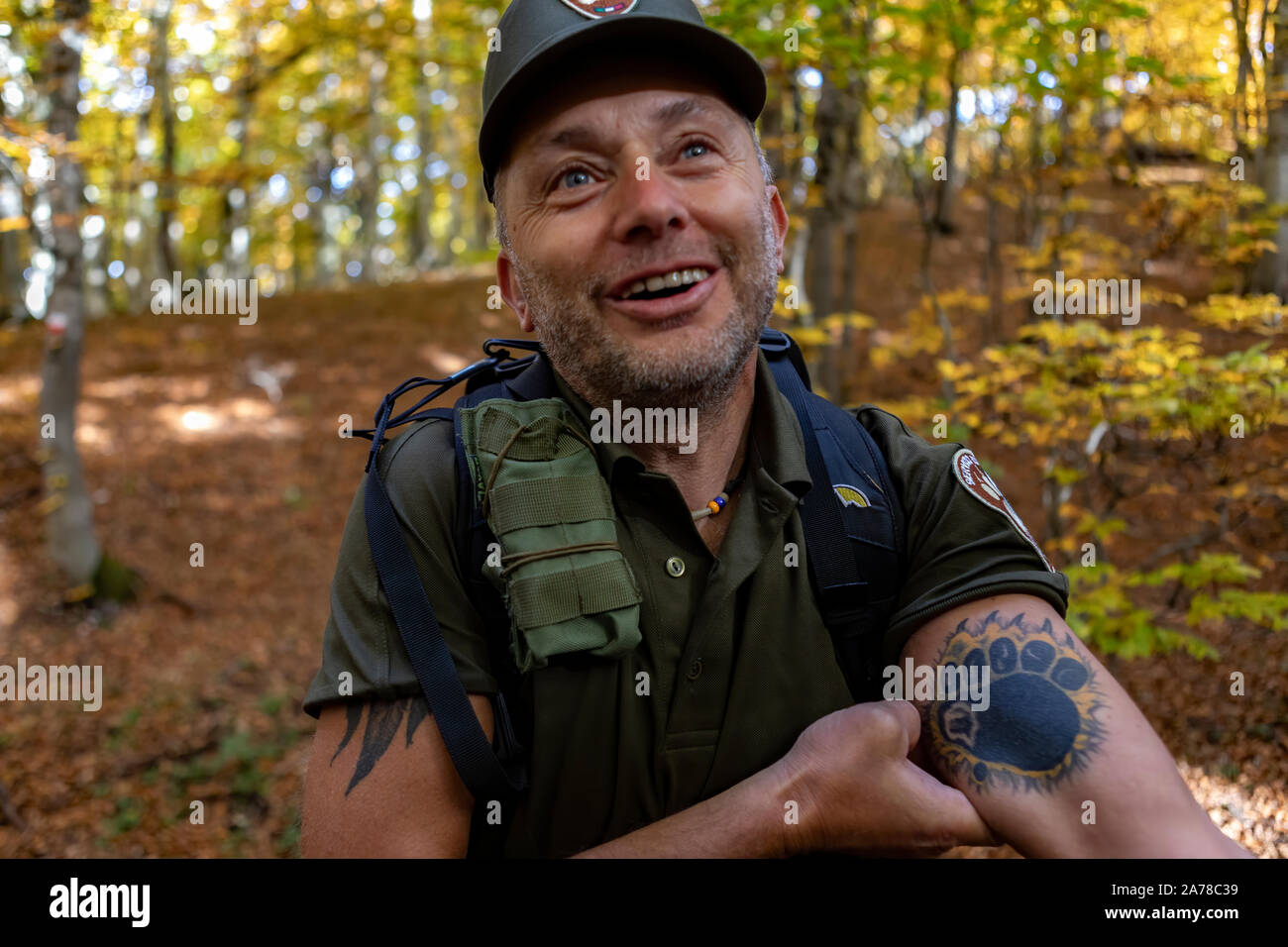 Ranger del Parco che mostra la sua bear paw tatoo. Egli è incaricato di proteggere la minacciata Orso bruno marsicano, Parco Nazionale d'Abruzzo, Italia Foto Stock