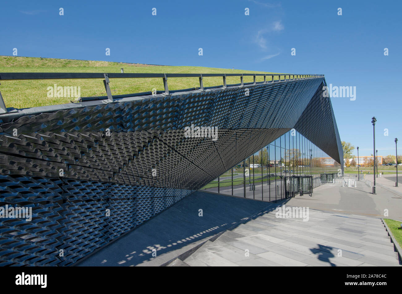 Katowice, Slesia, Polonia; Ottobre 20, 2019: facciata moderna del centro congressi di Katowice con erba coperto ambiente amichevole tetto Foto Stock