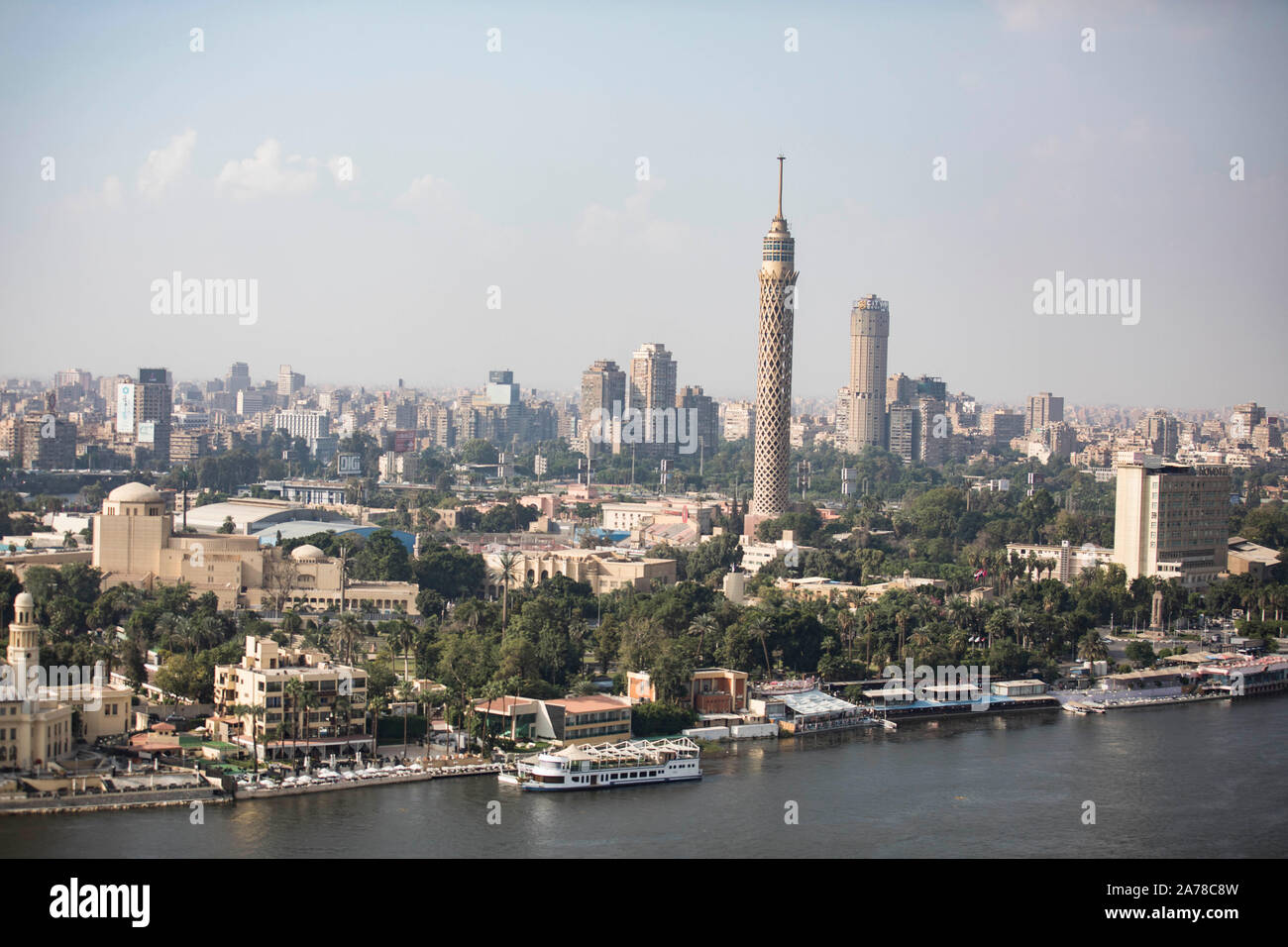 Kairo, Egitto. 29 ott 2019. Una panoramica completa della Torre de Il Cairo (torre più alta al centro) e l'Opera (L) sull'Isola di Gezira sulle rive del Nilo. Credito: Gehad Hamdy/dpa/Alamy Live News Foto Stock
