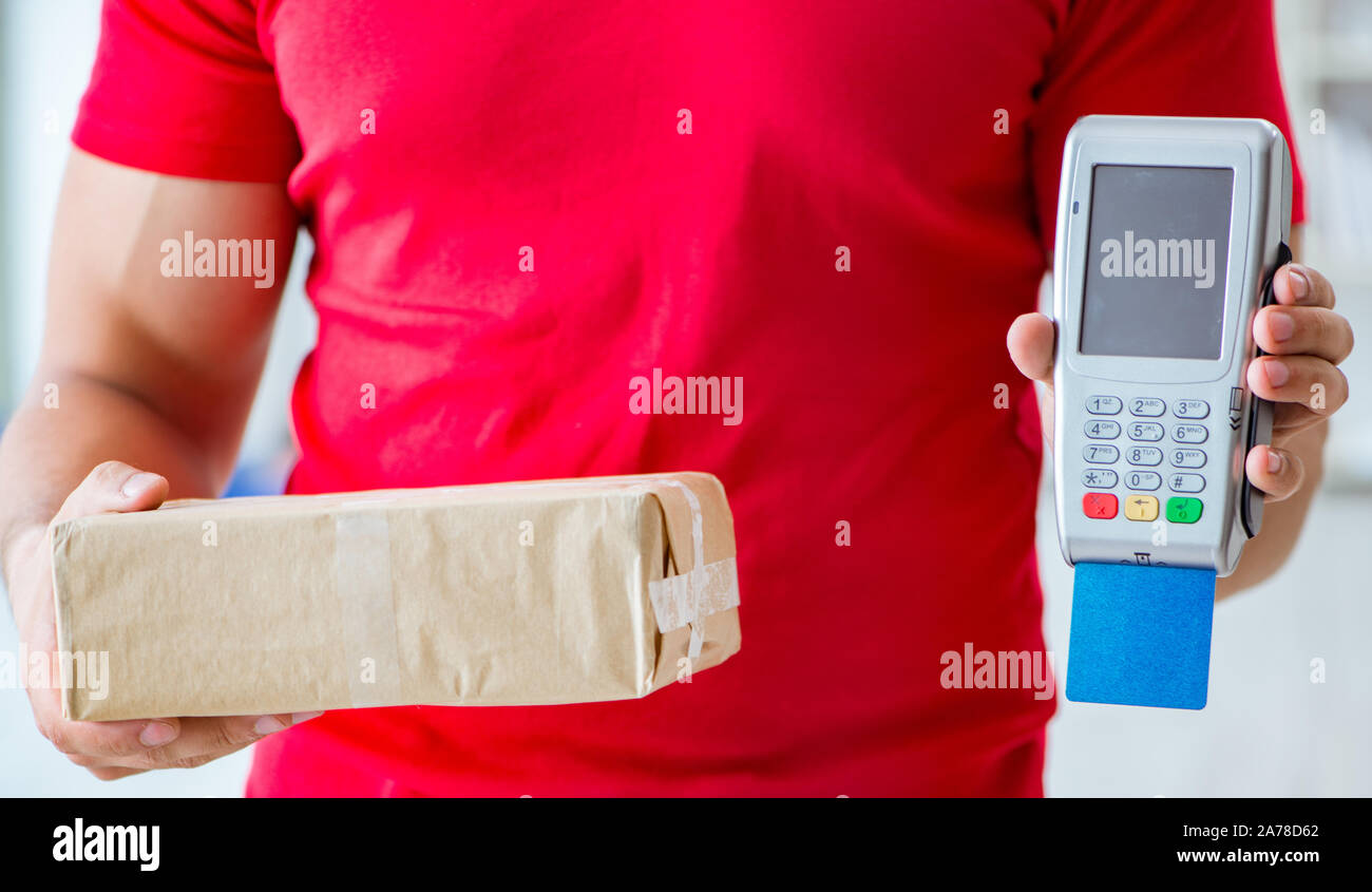Consegna il pacco essendo pagato con pos e carta di credito Foto Stock