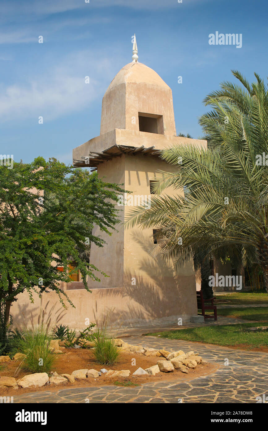 Minareto tradizionale o fort nel Heritage Village Abu Dhabi, negli Emirati Arabi Uniti. Foto Stock