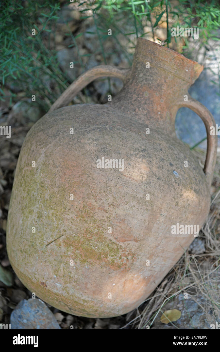 Anfora come vaso di argilla utilizzati come decorazione. Concetto: ceramica. Foto Stock