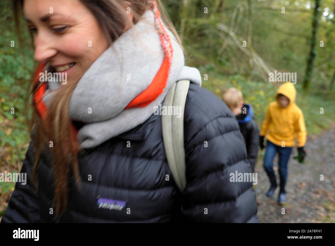 Famiglia bambini passeggiate in campagna a metà termine rottura in autunno in Carmarthenshire Wales UK KATHY DEWITT Foto Stock