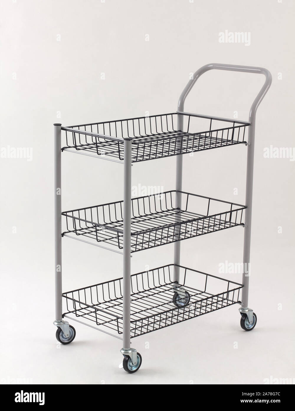 Carrello con tre rastrelliere isolati su sfondo bianco Foto Stock
