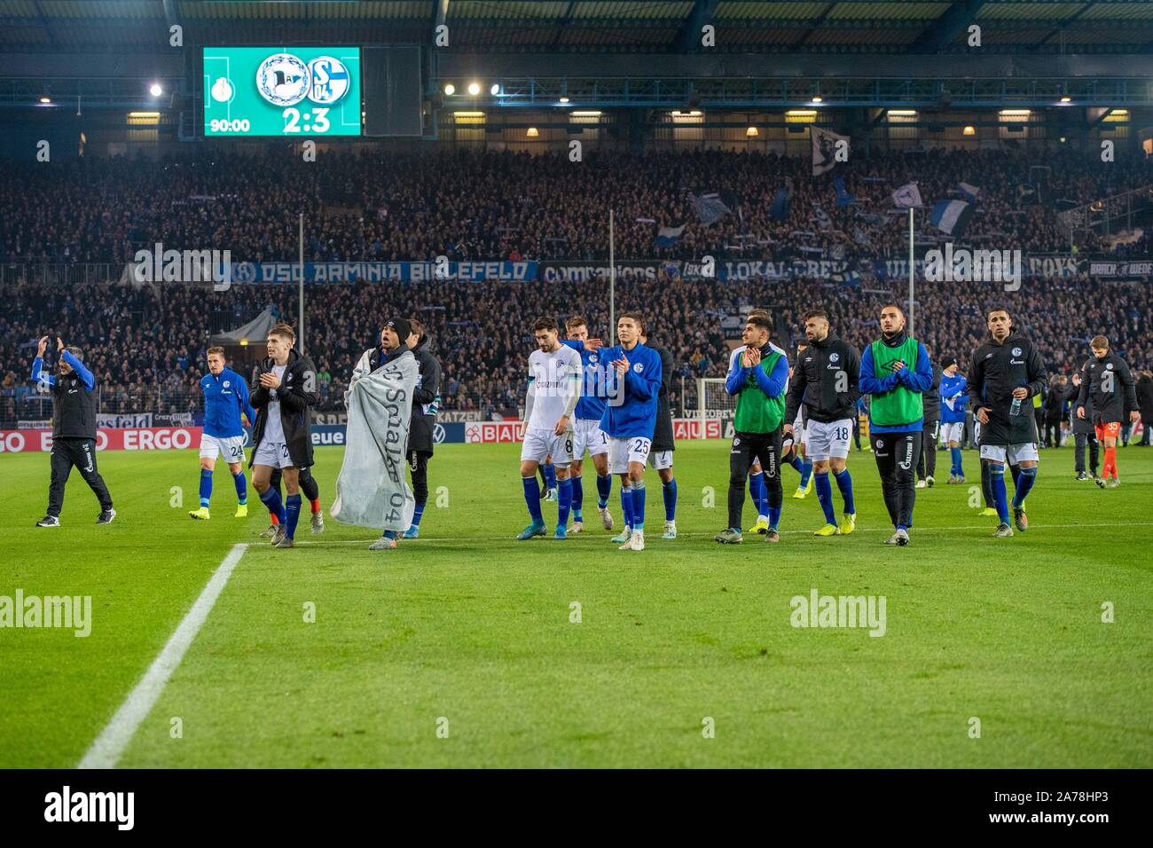 Bielefeld, Deutschland. 29 ott 2019. Facilitate la Schalke giocatori andare ai loro fans, giubilo, allegria, tifo, gioia, entusiasmo, celebrare, finale di giubilo, figura intera, paesaggio, calcio, DFB Pokal, 2° round DSC Arminia Bielefeld (BI) - FC Schalke 04 (GE) 2: 3, su 29.10.2019 in Bielefeld/Germania. | Utilizzo di credito in tutto il mondo: dpa/Alamy Live News Foto Stock