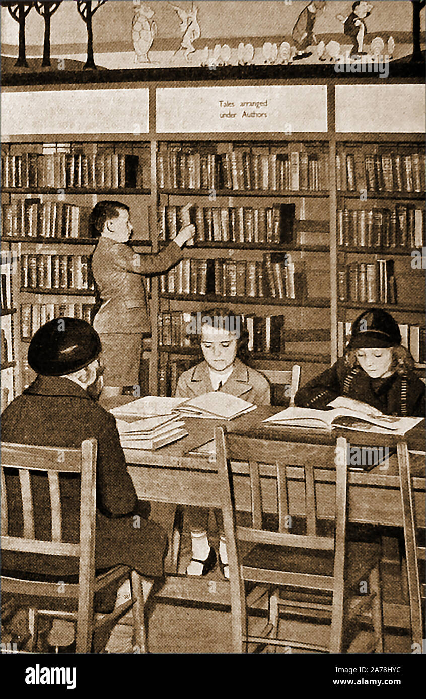 Un 1930 Fotografia stampata dei bambini in un British Public Library Foto Stock