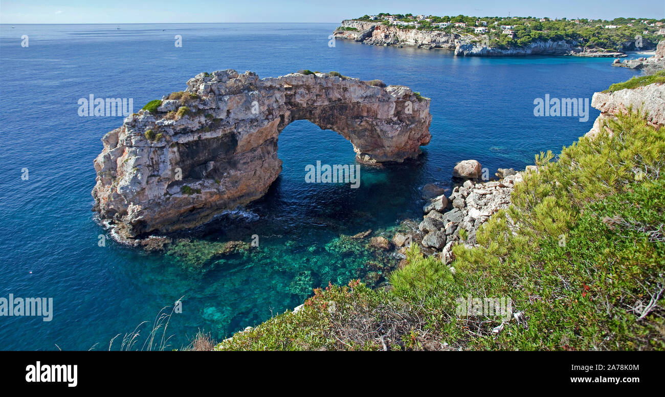 Es Pontas, arco naturale presso la costa rocciosa, Cala Santanyi, Maiorca, Baleari, Spagna Foto Stock