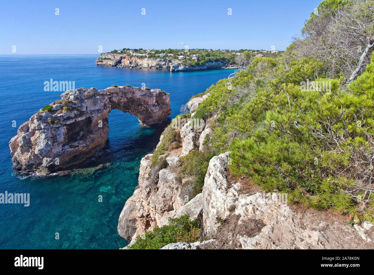 Es Pontas, arco naturale presso la costa rocciosa, Cala Santanyi, Maiorca, Baleari, Spagna Foto Stock