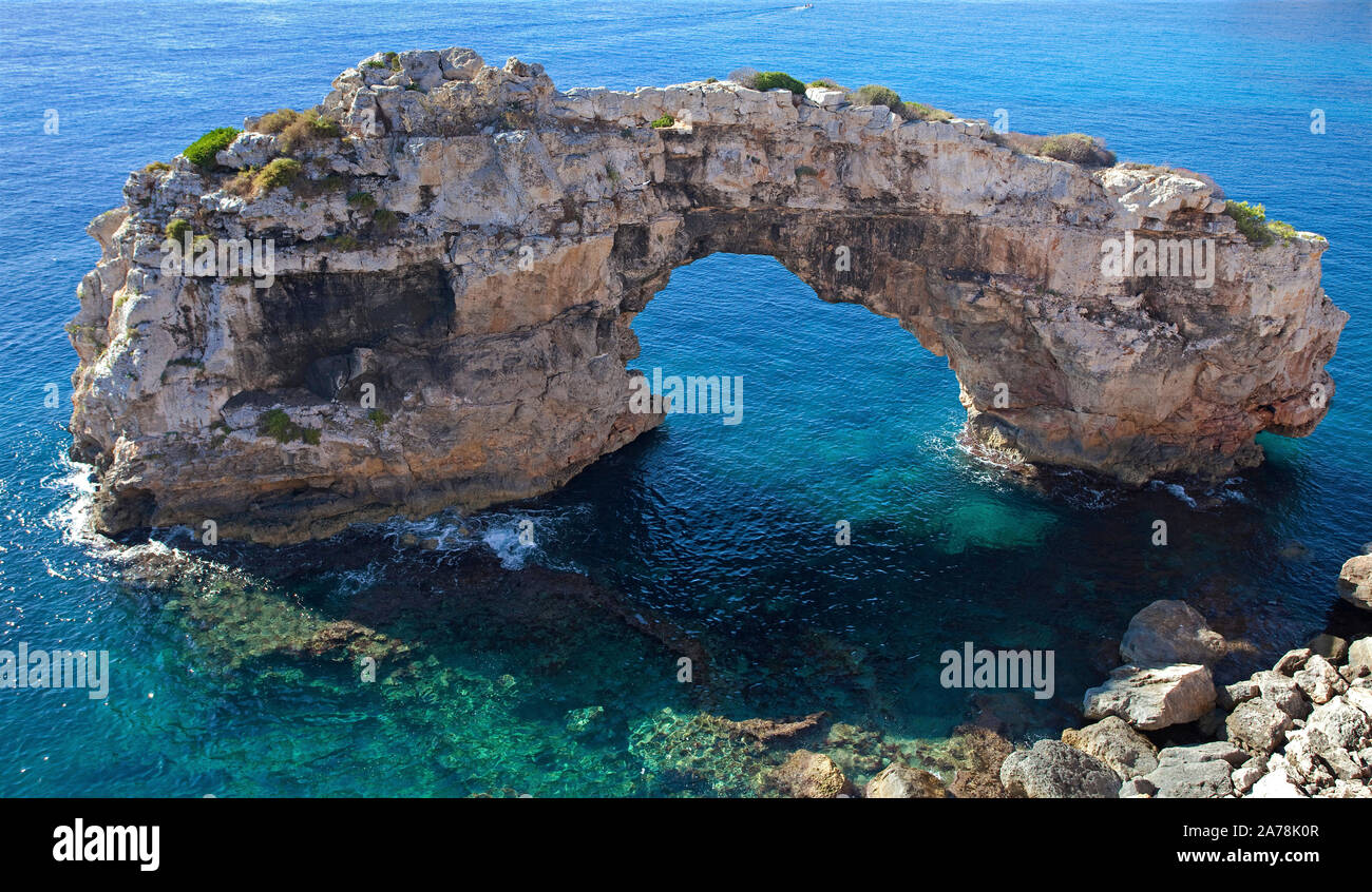 Es Pontas, arco naturale presso la costa rocciosa, Cala Santanyi, Maiorca, Baleari, Spagna Foto Stock