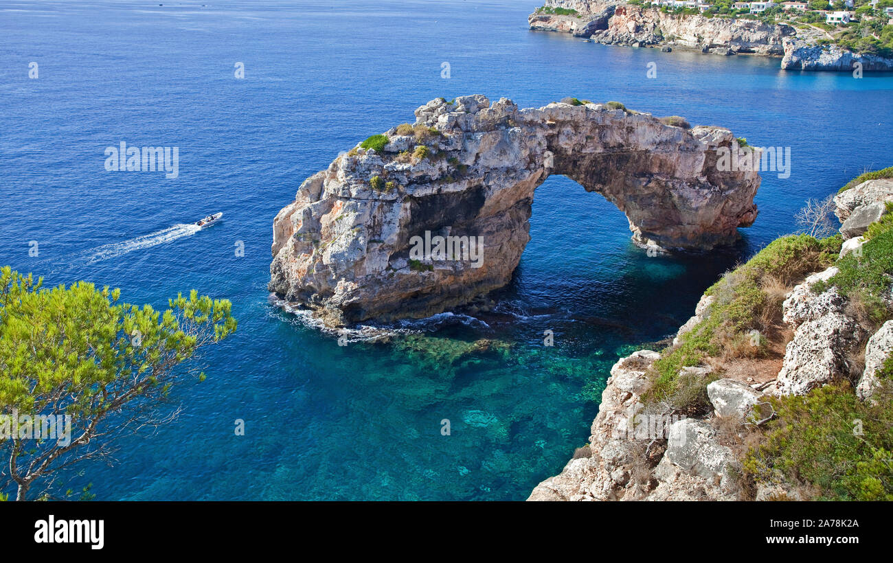 Es Pontas, arco naturale presso la costa rocciosa, Cala Santanyi, Maiorca, Baleari, Spagna Foto Stock