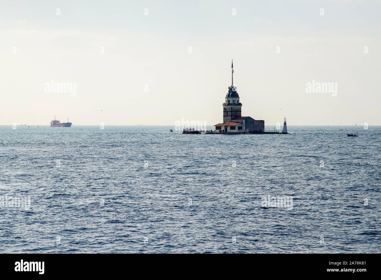 La fanciulla la torre è un pittoresco torre in lo stretto del Bosforo fuori del litorale di Istanbul, Turchia. Foto Stock