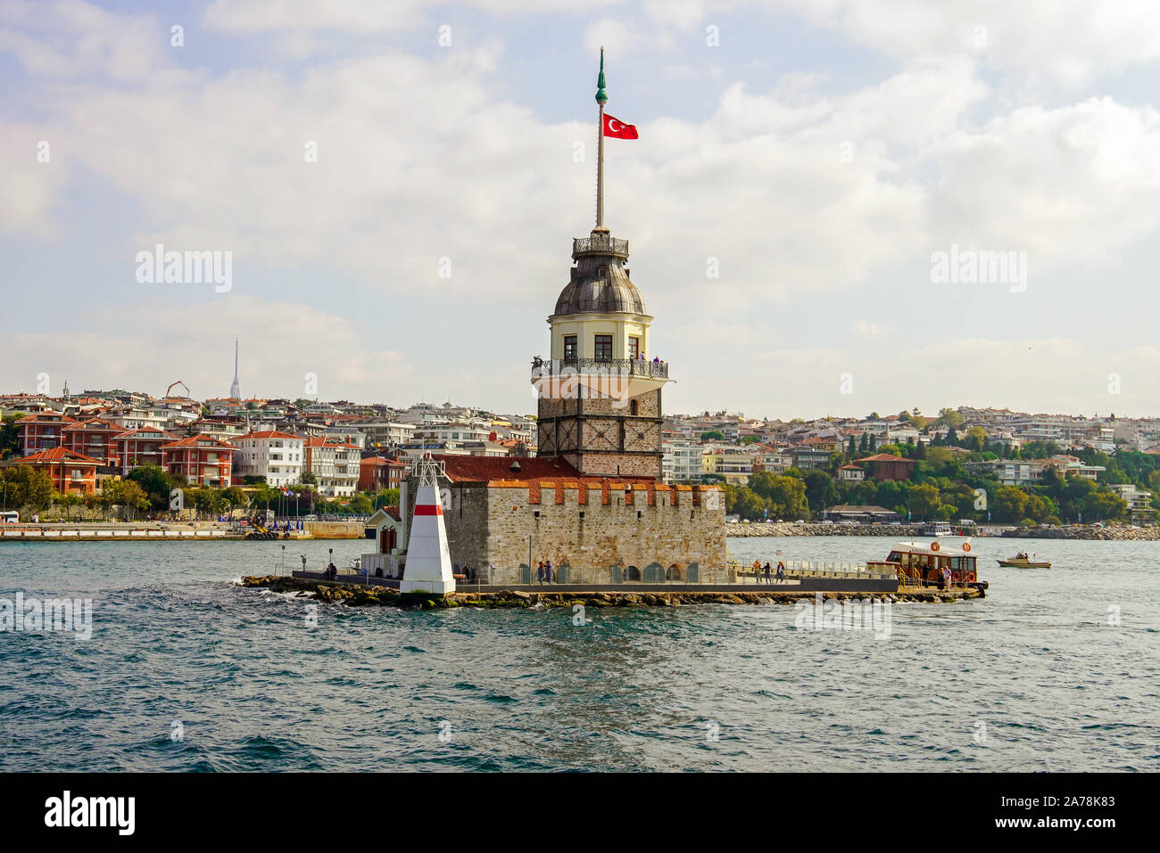 La fanciulla la torre è un pittoresco torre in lo stretto del Bosforo fuori del litorale di Istanbul, Turchia. Foto Stock
