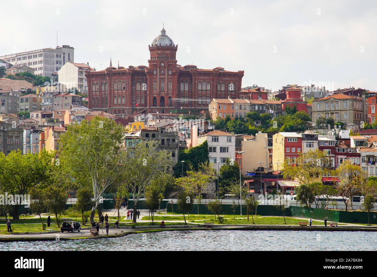 Vista del Fanar Greci Ortodossi College in Istanbul, crescente come un castello rosso sopra il quartiere storico di Balat e Fener. La Turchia. Foto Stock