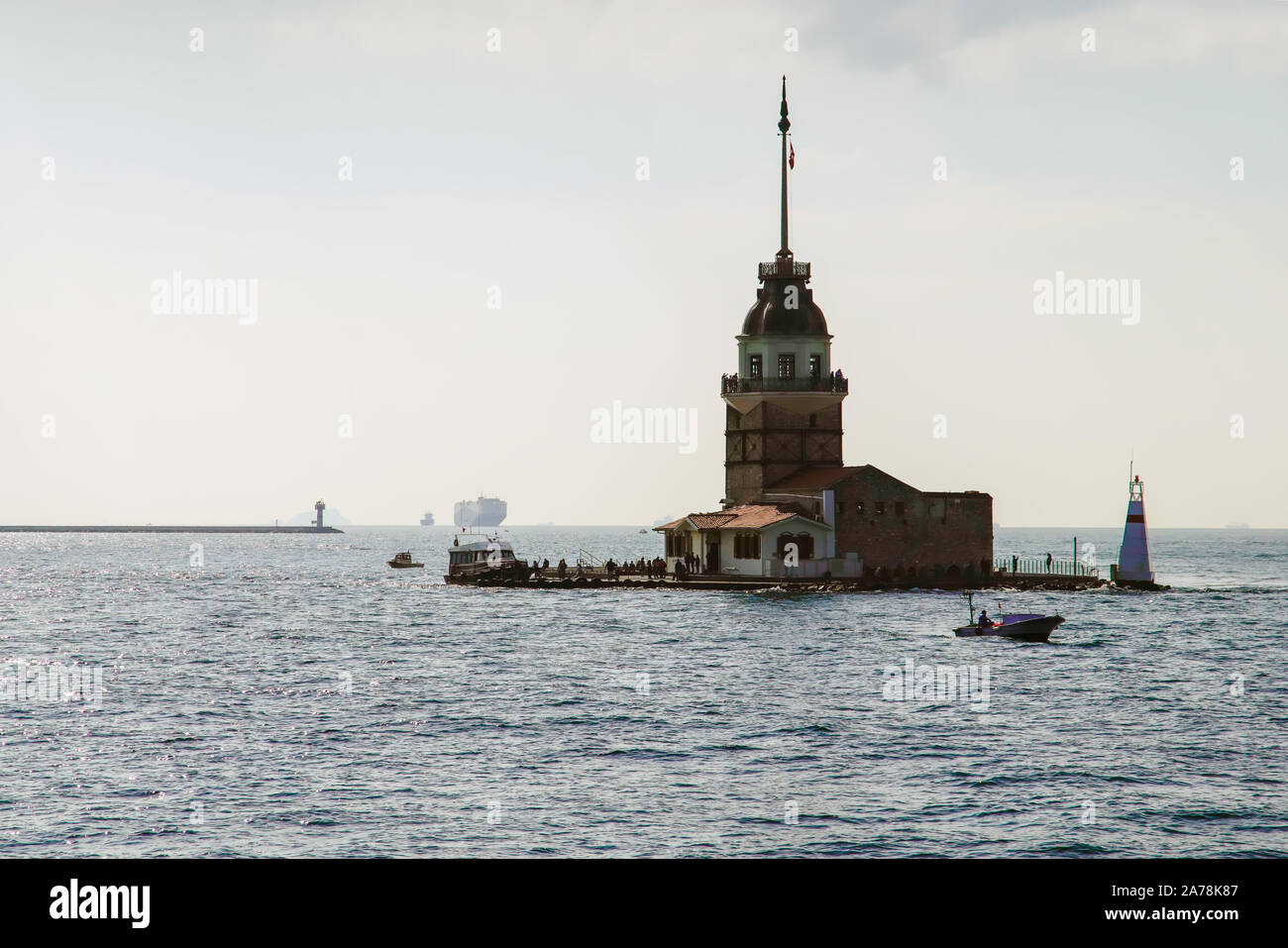 La fanciulla la torre è un pittoresco torre in lo stretto del Bosforo fuori del litorale di Istanbul, Turchia. Foto Stock
